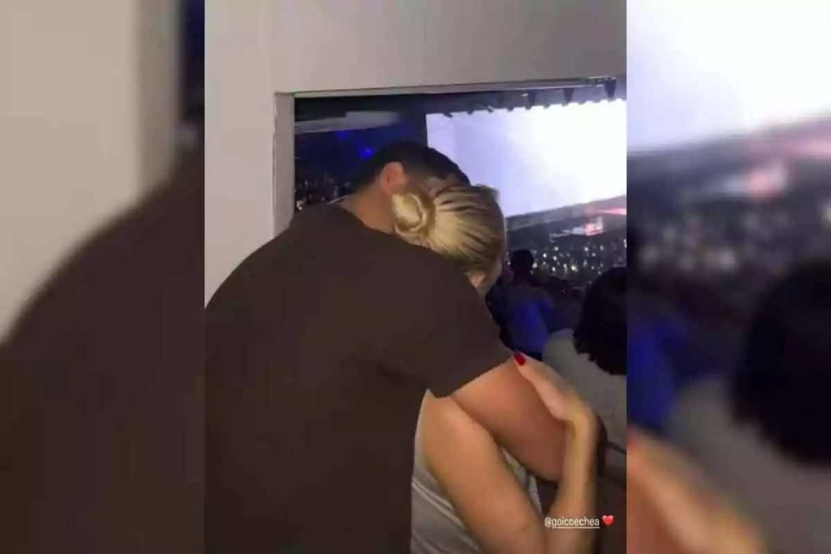 Jessica Goicoechea y Manu Moreno abrazándose mientras observa un espectáculo en un lugar concurrido. Jessica Goicoechea y Manu Moreno abrazándose mientras observa un espectáculo en un lugar concurrido.