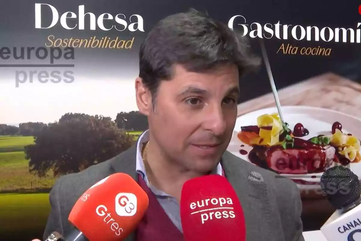 Captura de Fran Rivera respondiendo a las preguntas de los reporteros Captura de Fran Rivera respondiendo a las preguntas de los reporteros