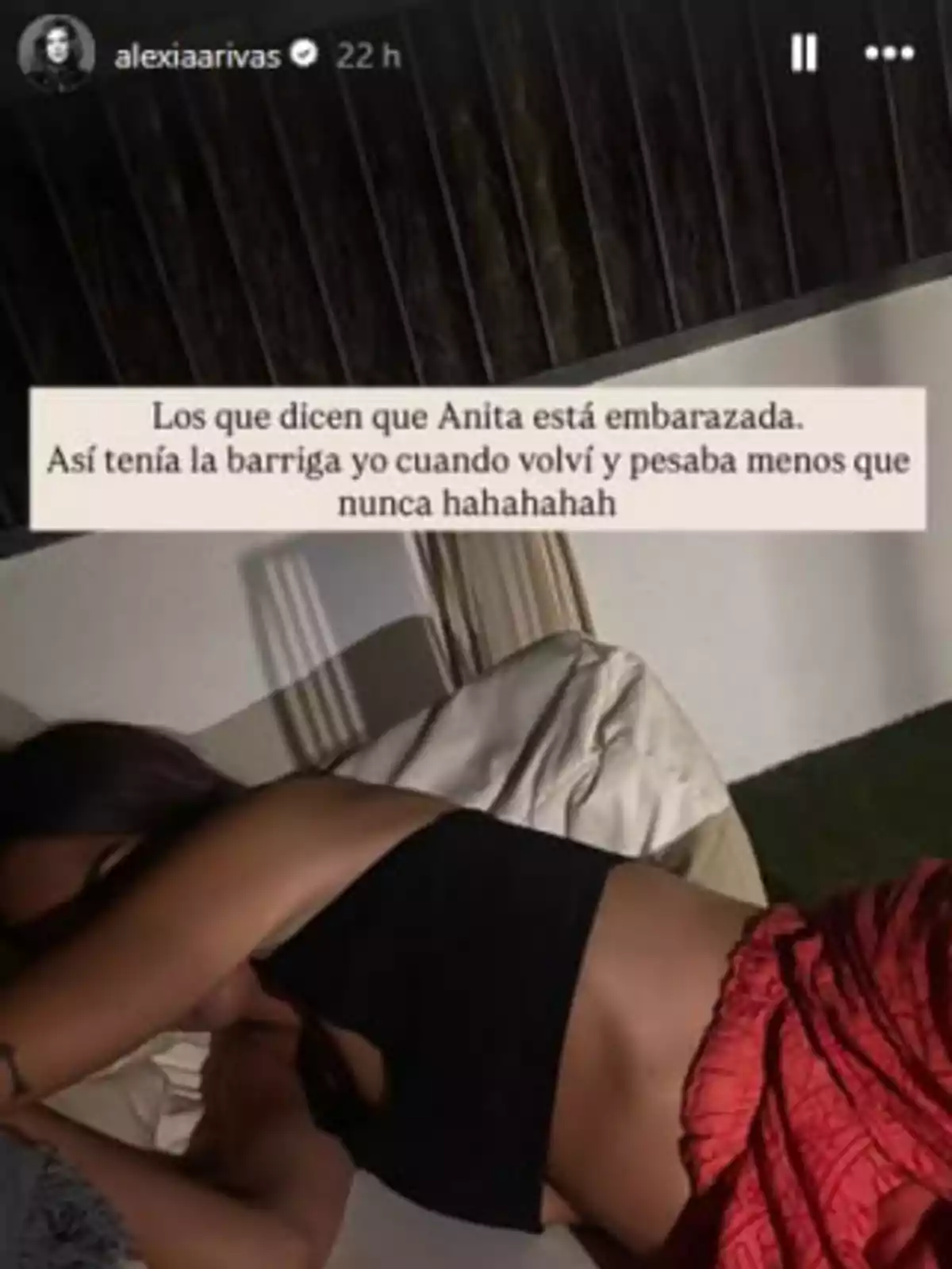 Alexia Rivas recostada de lado en un sofá al aire libre con top negro y falda roja mostrando su abdomen mientras aparece un texto en la parte superior desmintiendo rumores de embarazo. Alexia Rivas recostada de lado en un sofá al aire libre con top negro y falda roja mostrando su abdomen mientras aparece un texto en la parte superior desmintiendo rumores de embarazo.