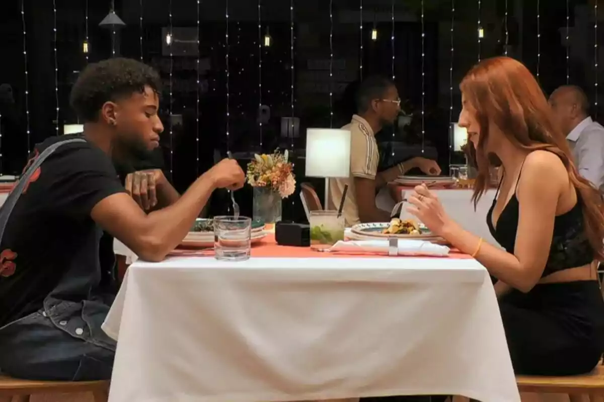 Captura de Jawo y Laura cenando en 'First Dates'