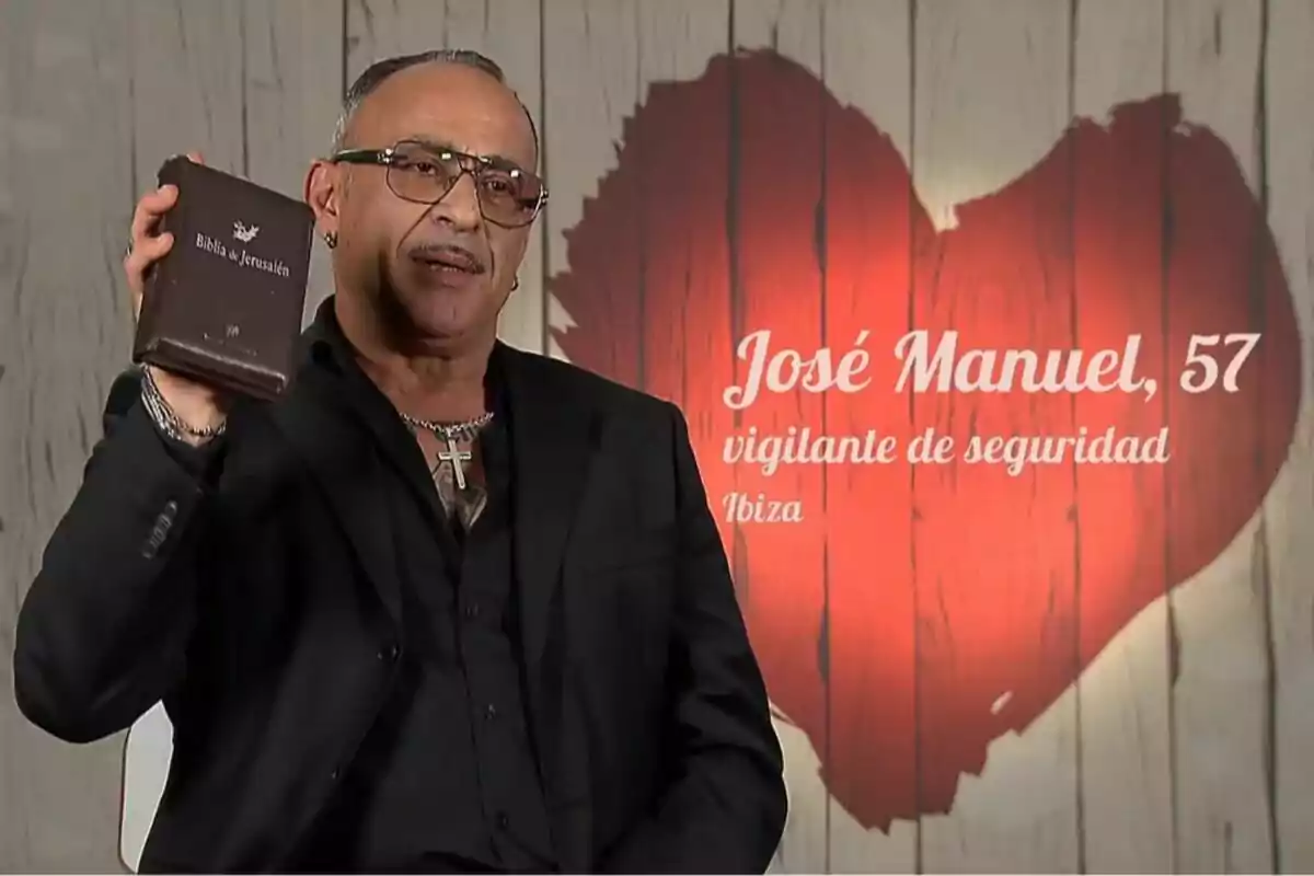 Captura de José Manuel con una biblia en la mano en 'First Dates'