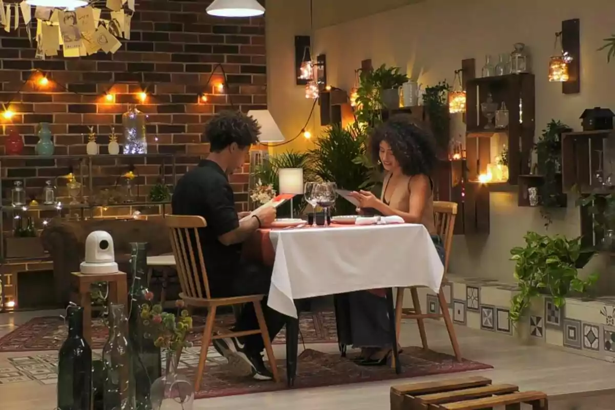 Captura de Katriel y Lorena cenando en 'First Dates'