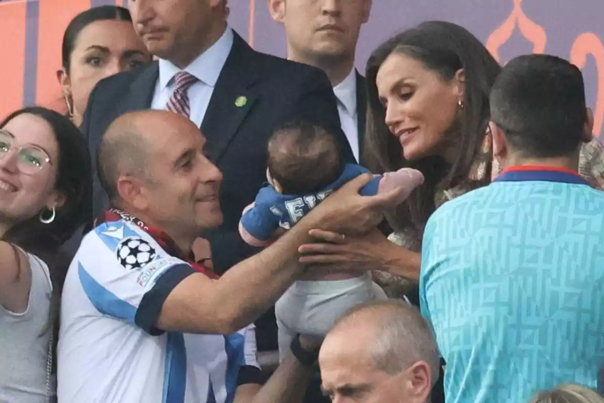 Captura de Letizia con un bebé en brazos en la Copa de la Reina Captura de Letizia con un bebé en brazos en la Copa de la Reina