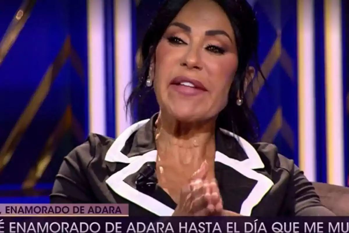 Maite Galdeano hablando en un programa de televisión con el texto "ENAMORADO DE ADARA HASTA EL DÍA QUE ME MUERA" en la parte inferior de la imagen.