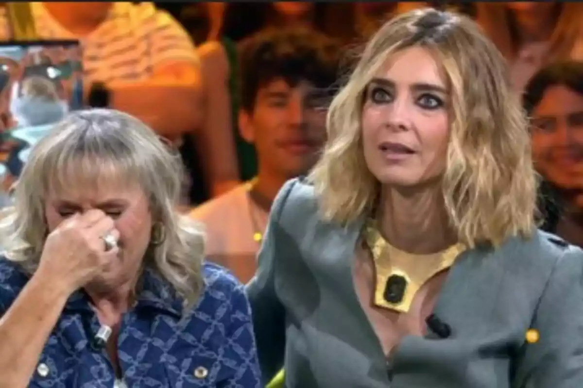 Captura de María (madre de Lola) llorando junto a Sandra Barneda en 'Supervivientes All Stars'