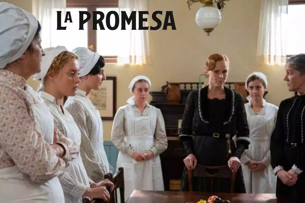 Captura de una escena de 'La Promesa' con los personajes de Pía, Jana y Vera