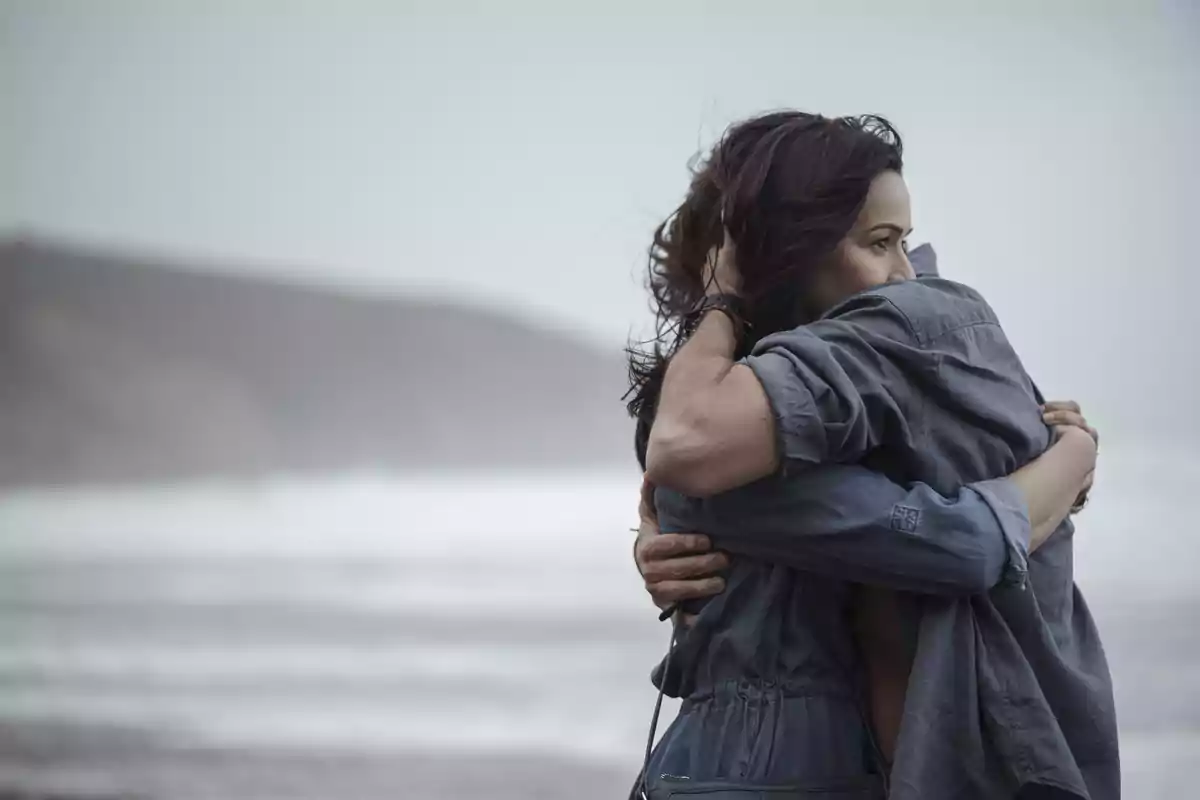 Captura de Verónica Sánchez y Jaime Azmatain en 'Ángela'