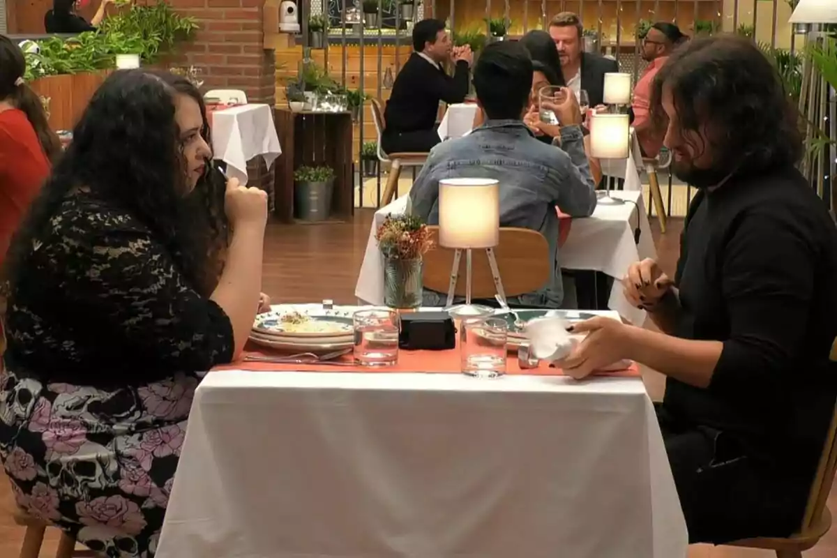 Captura de Yolanda y Dante cenando en 'First Dates'