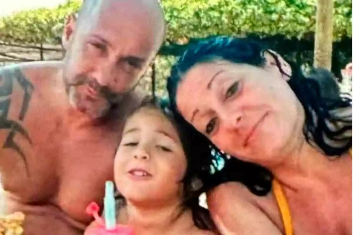 Una familia que desapareció tras la DANA en Valencia sonriente disfrutando de un día soleado al aire libre. Una familia que desapareció tras la DANA en Valencia sonriente disfrutando de un día soleado al aire libre.