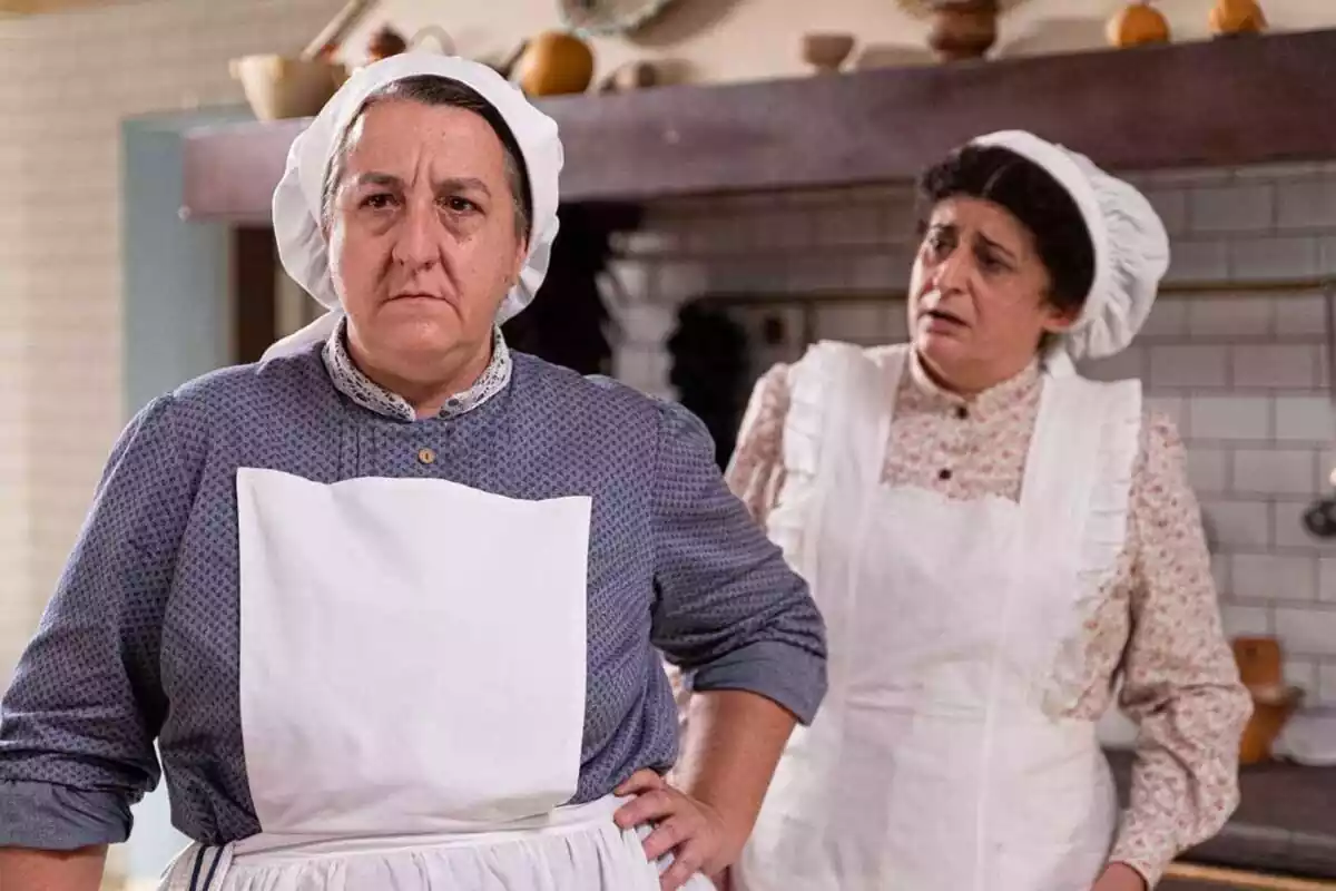 Captura de 'La Promesa', con Simona y Candela, las cocineras