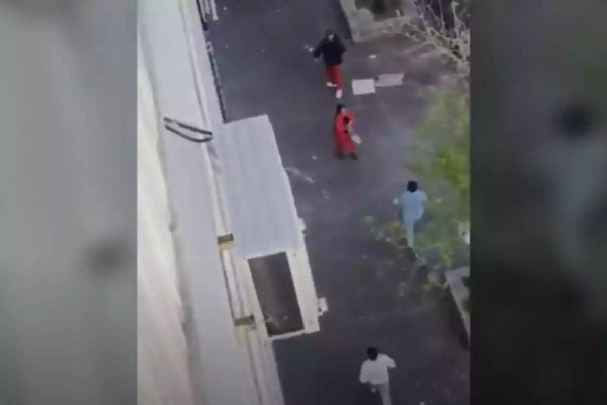 Captura de un vídeo de un tiroteo en el barrio de la Mina grabado desde un balcón