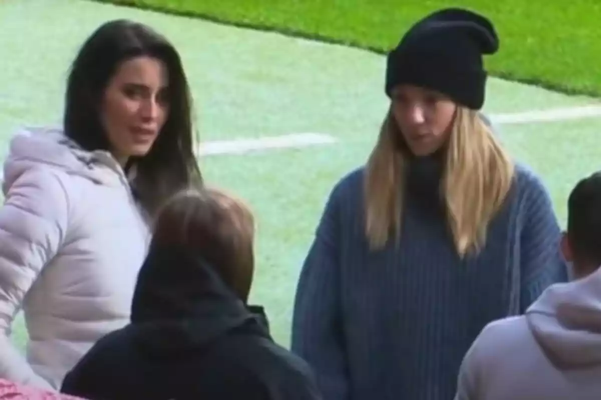Pilar Rubio y Alice Campello conversando con otras personas en un campo de césped. Pilar Rubio y Alice Campello conversando con otras personas en un campo de césped.