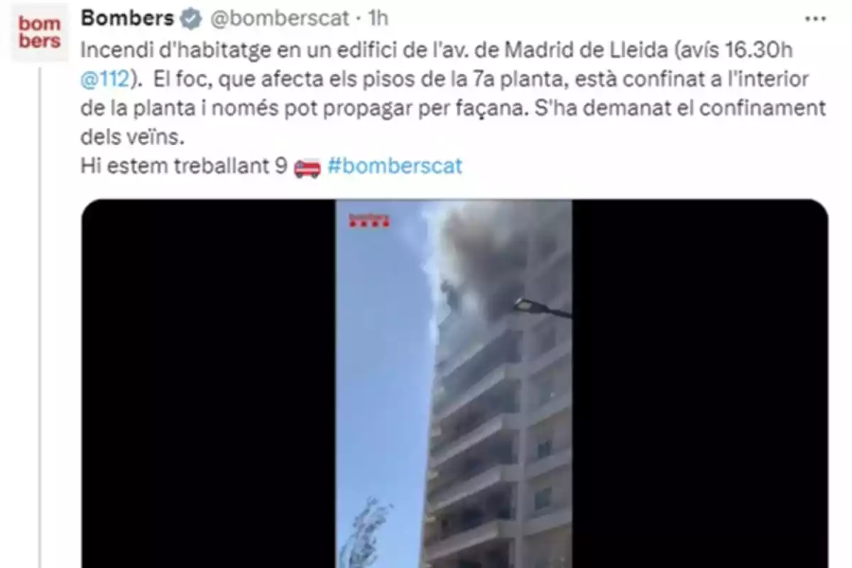 Captura de un tweet de Bombers de la Generalitat informando del incendio de un edificio en Lérida Captura de un tweet de Bombers de la Generalitat informando del incendio de un edificio en Lérida