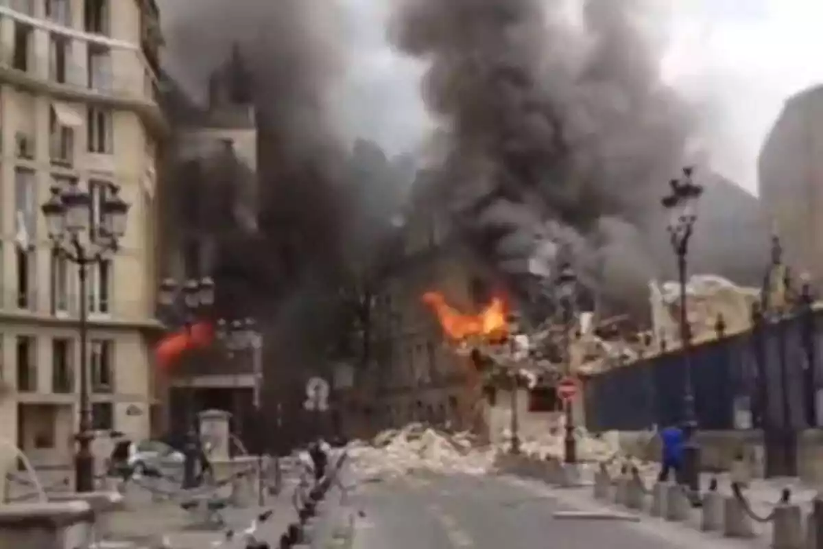 Captura de un vídeo donde se ve la fuerte explosión de un edificio en París