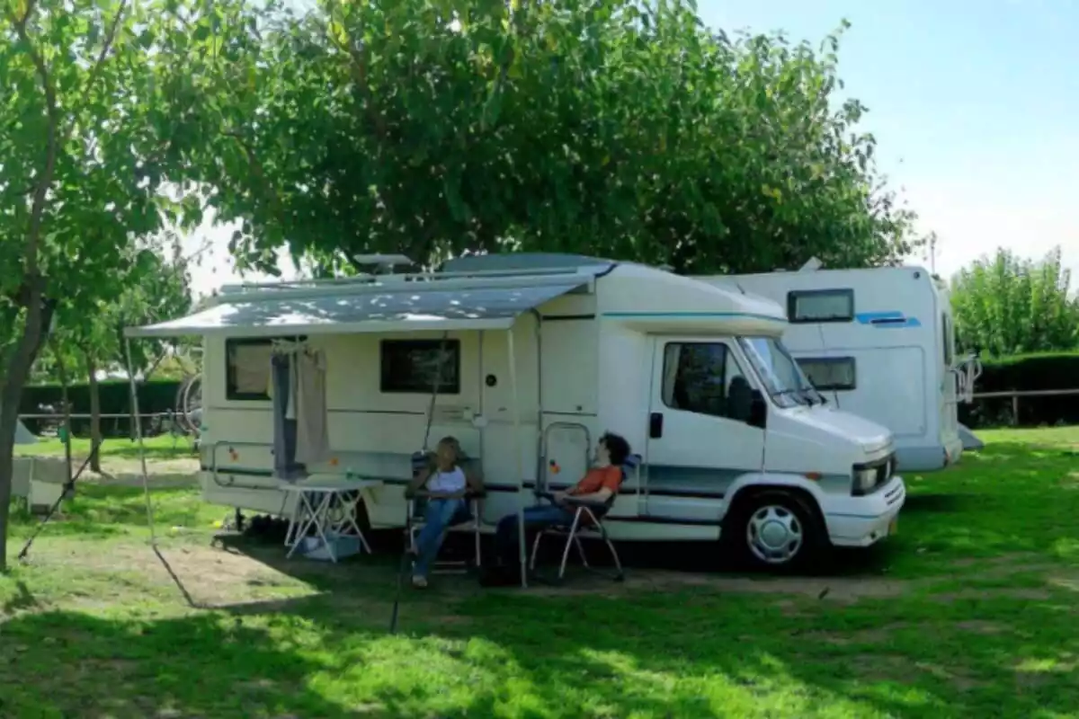 Plano general de una caravana aparcada en el Camping Barcelona de Mataró Plano general de una caravana aparcada en el Camping Barcelona de Mataró