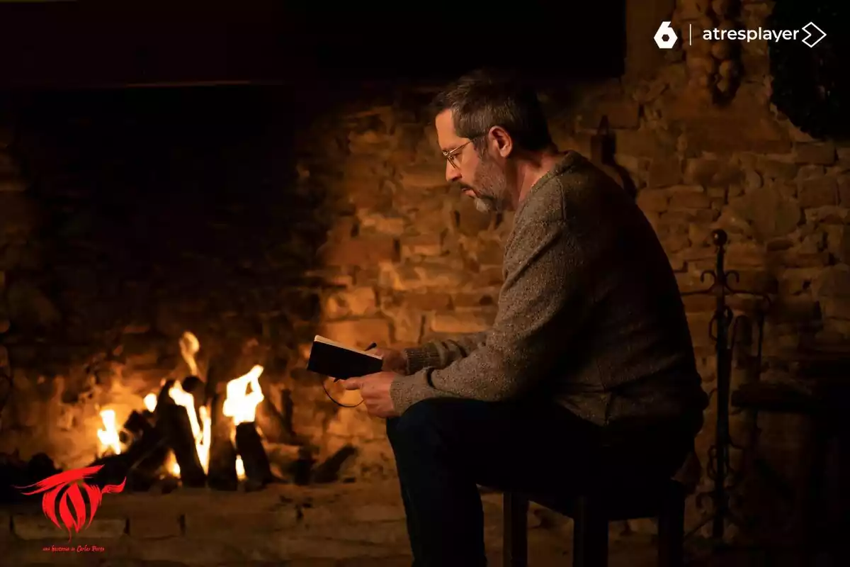 Fotografía de Carles Porta en una hoguera como periodista de TOR