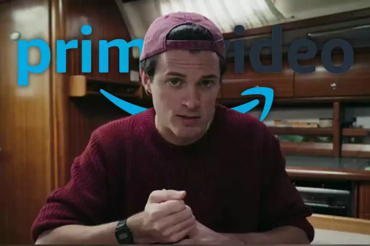 Carles Tamayo con gorra hacia atrás y suéter rojo aparece en un entorno de madera, con el logo de Prime Video superpuesto en la imagen.