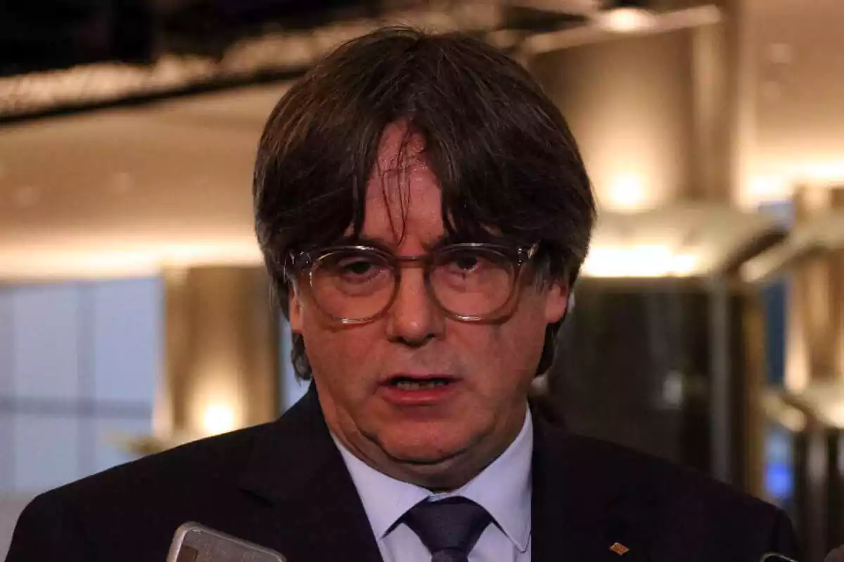 Carles Puigdemont, expresidente de la Generalitat de Cataluña, con cara seria haciendo declaraciones a los medios de comunicación Carles Puigdemont, expresidente de la Generalitat de Cataluña, con cara seria haciendo declaraciones a los medios de comunicación