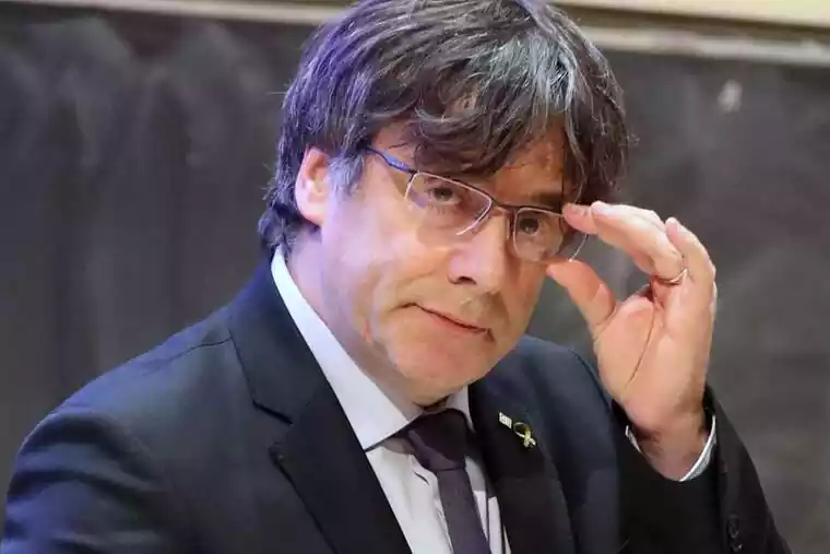 Carles Puigdemont tocándose las gafas en un gesto de reflexión