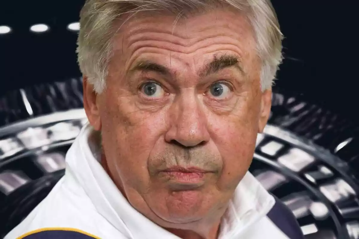 Carlo Ancelotti en primer plano con cara de sorpresa y una ruleta al fondo en blanco y negro