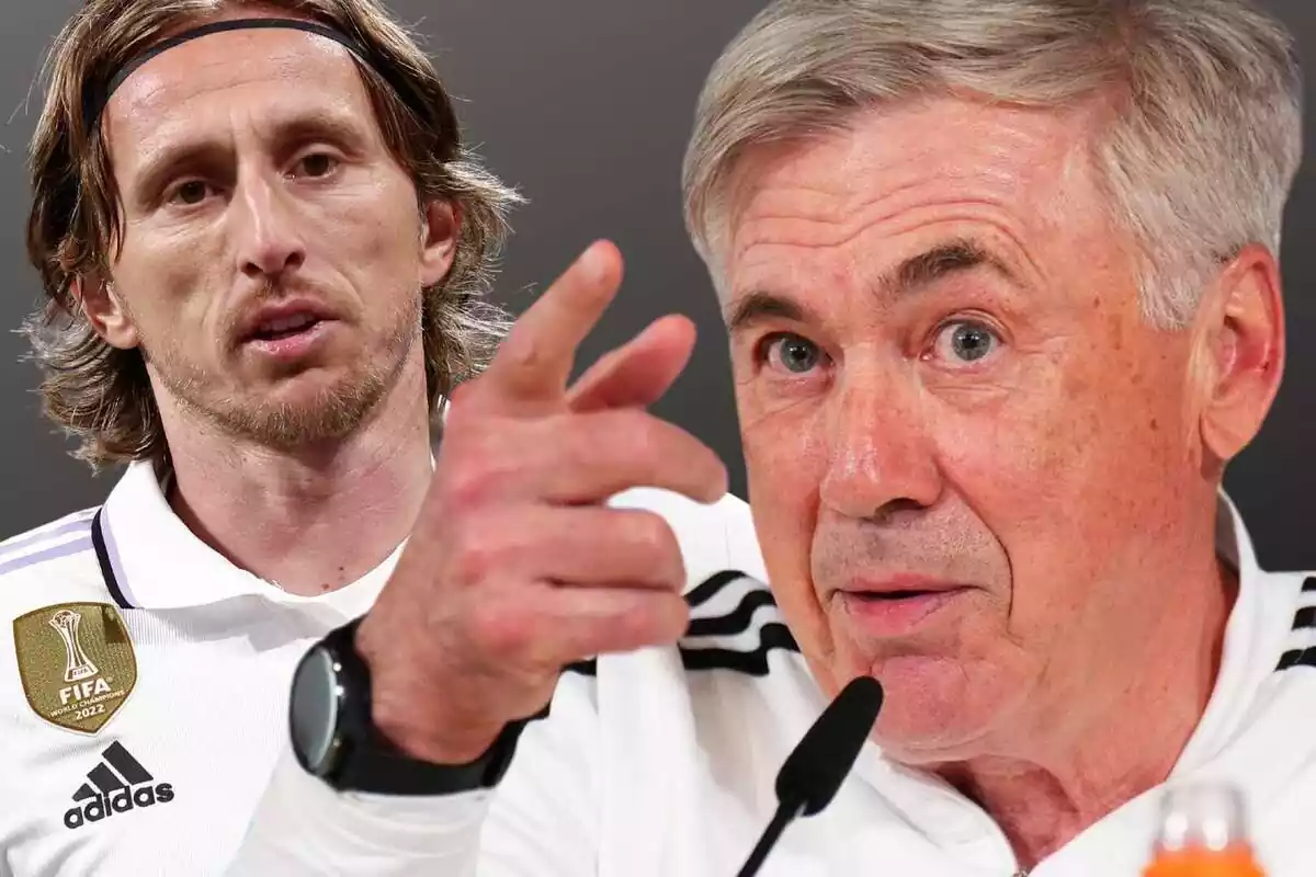 Carlo Ancelotti señala con el dedo hacia Luka Modric