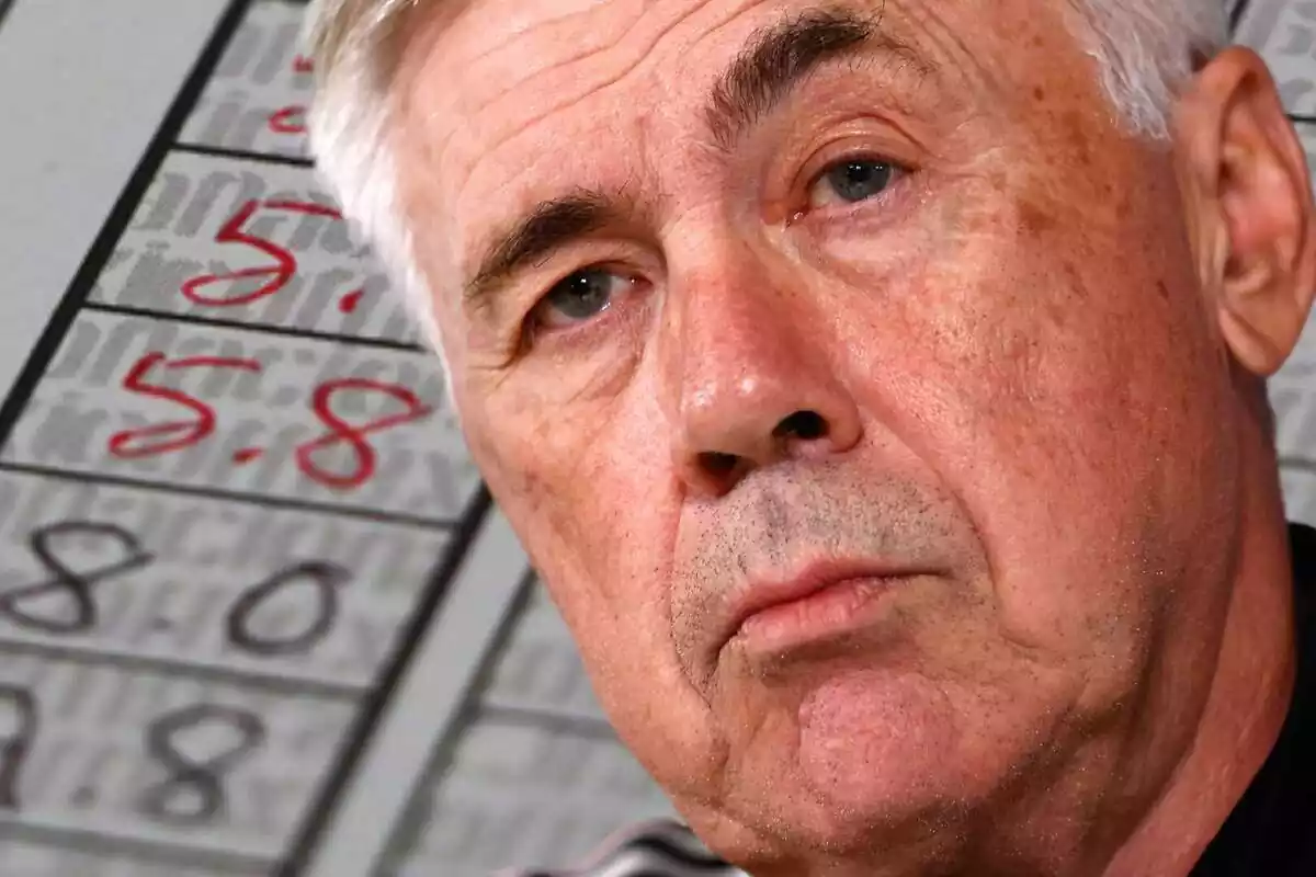 Carlo Ancelotti delante de una hoja con notas numéricas apuntadas