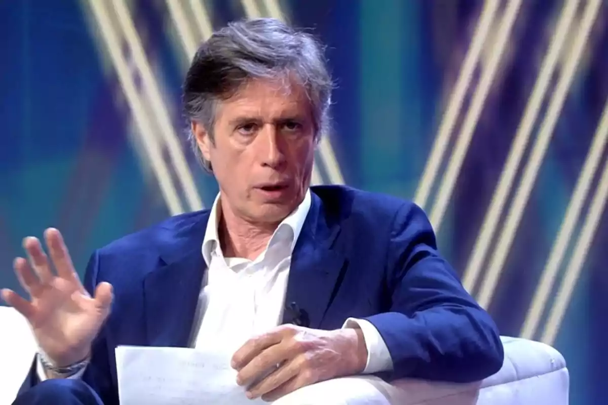 Carlo Costanzia, canoso con traje azul y camisa blanca, sentado en un sillón blanco durante su entrevista en '¡De Viernes!' Carlo Costanzia, canoso con traje azul y camisa blanca, sentado en un sillón blanco durante su entrevista en '¡De Viernes!'