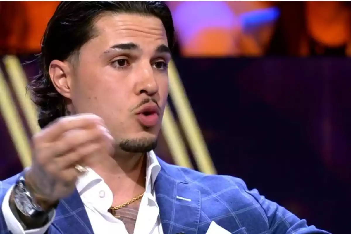Carlo Costanzia, con cabello oscuro y barba corta, está hablando en el programa '¡De Viernes!' Carlo Costanzia, con cabello oscuro y barba corta, está hablando en el programa '¡De Viernes!'