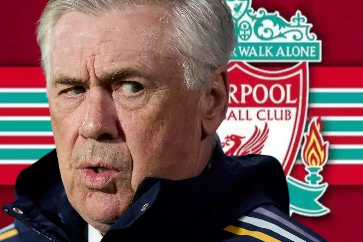 Carlo Ancelotti enfadado con el escudo del Liverpool al fondo