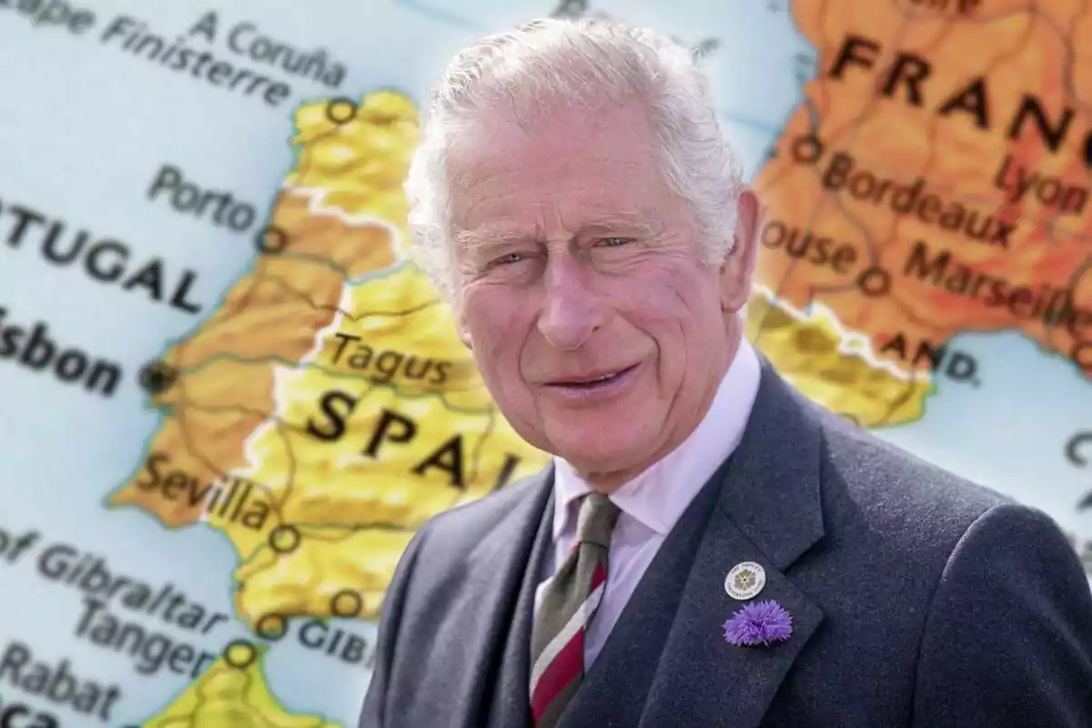 El rey Carlos III sobre un mapa de España