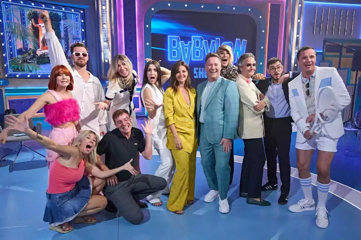 Un grupo de personas como Carlos Latre, Marta Torné, Josie, Leonor Lavado o Carla Pulpón posando alegremente en el plató de Babylon Show