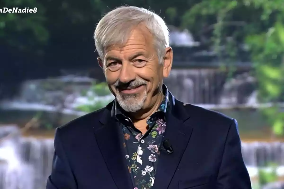 Captura de Carlos Sobera sonriendo como presentador de Supervivientes: Tierra de Nadie en Telecinco