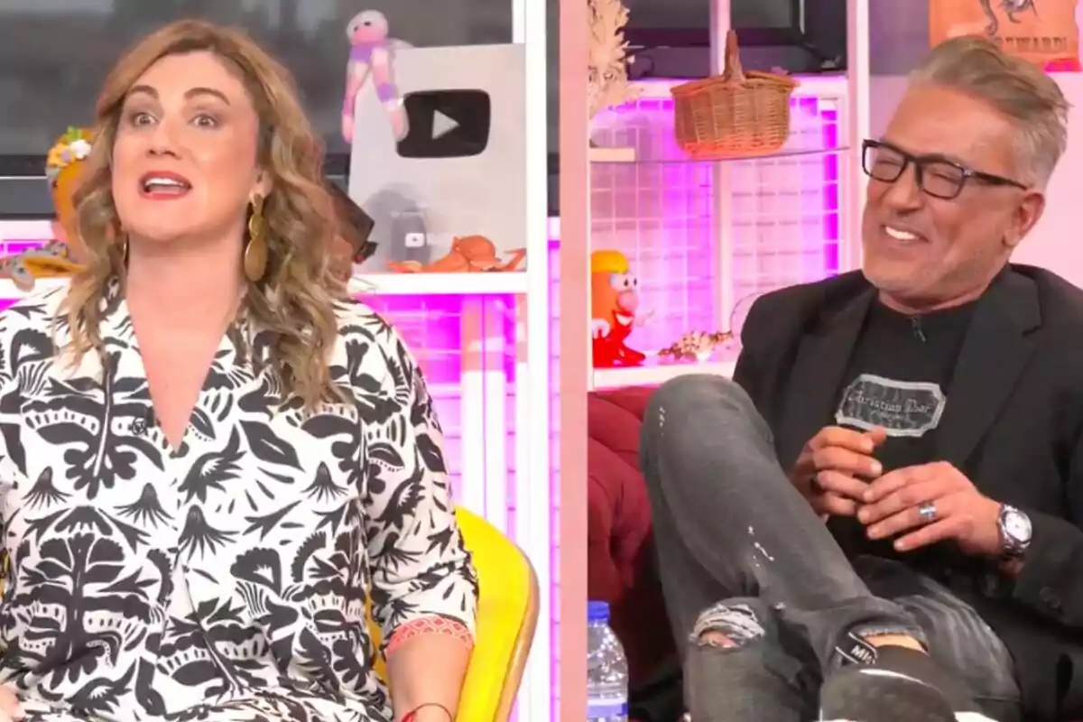 Carlota Corredera con un vestido blanco y negro está sentada en una silla amarilla, mientras que Kiko Hernández con gafas y chaqueta negra se ríe, ambos en un ambiente colorido con decoraciones y un botón de YouTube en el fondo en 'Tentáculos'. Carlota Corredera con un vestido blanco y negro está sentada en una silla amarilla, mientras que Kiko Hernández con gafas y chaqueta negra se ríe, ambos en un ambiente colorido con decoraciones y un botón de YouTube en el fondo en 'Tentáculos'.