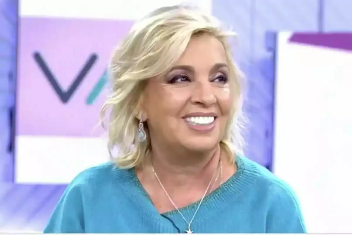 Carmen Borrego sonriente con cabello rubio y suéter azul en Vamos a ver.