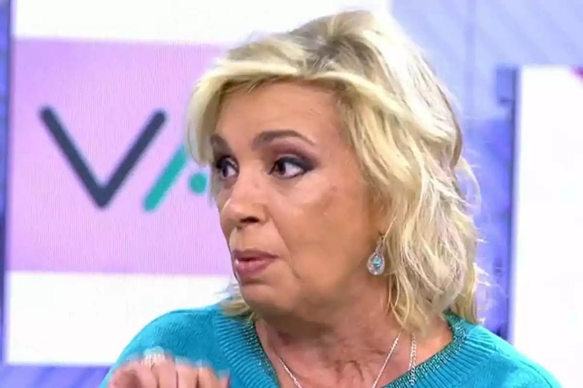 Carmen Borrego rubia con pendientes y suéter azul en Vamos a ver.