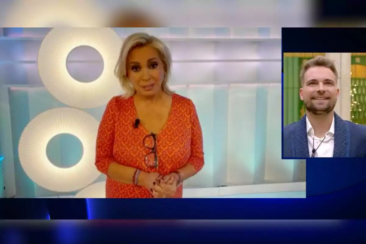 Carmen Borrego de pie en un set de televisión con un vestido rojo y gafas en la mano junto a una pantalla que muestra a su hijo, José María Almoguera, sonriendo. Carmen Borrego de pie en un set de televisión con un vestido rojo y gafas en la mano junto a una pantalla que muestra a su hijo, José María Almoguera, sonriendo.