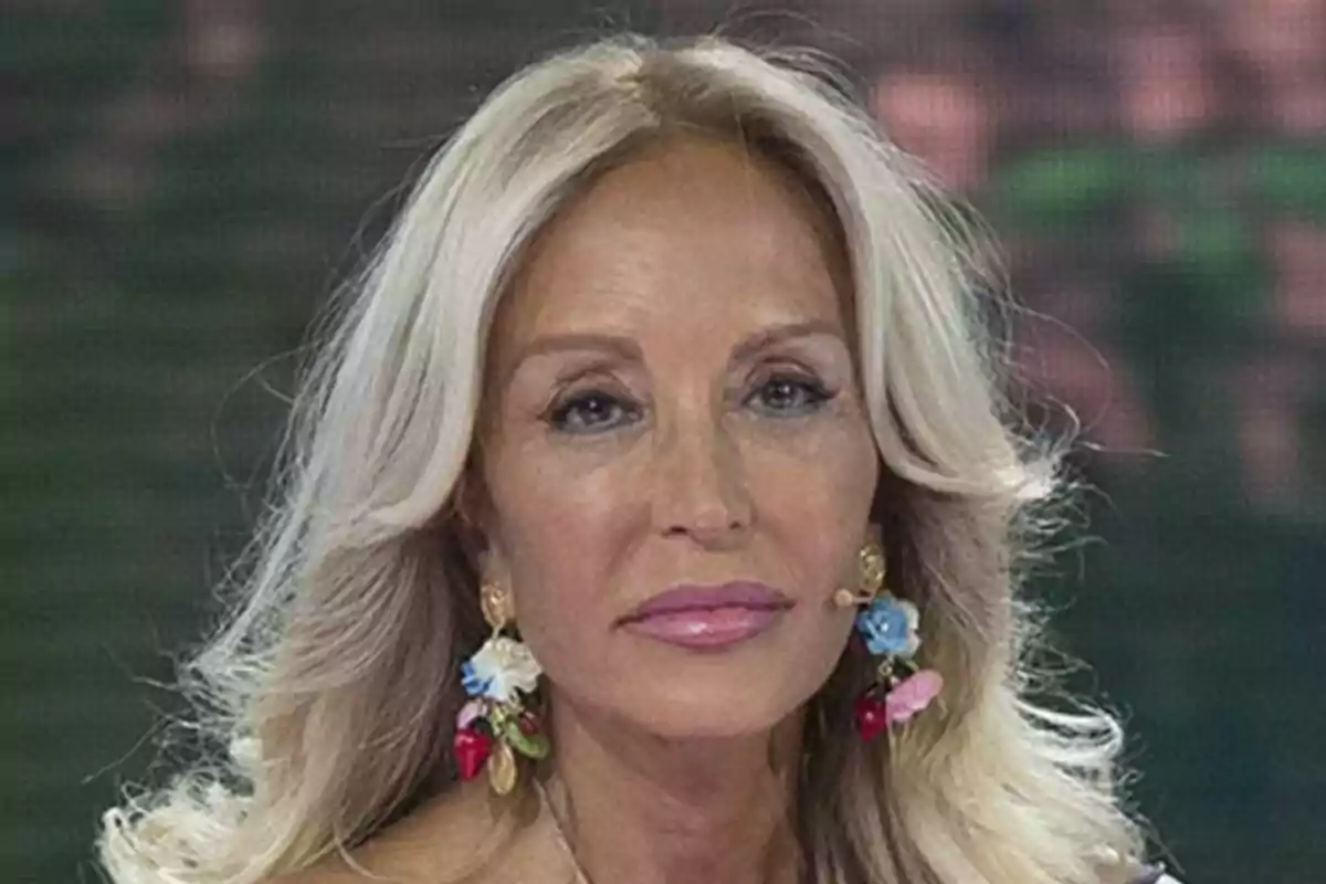 Primer plano de Carmen Lomana con expresión neutra con unos aretes en Supervivientes. Primer plano de Carmen Lomana con expresión neutra con unos aretes en Supervivientes.