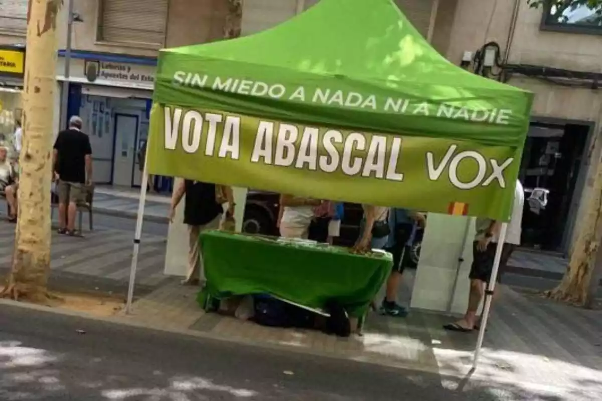 Imagen de la carpa de VOX instalada en la rambla de Terrassa