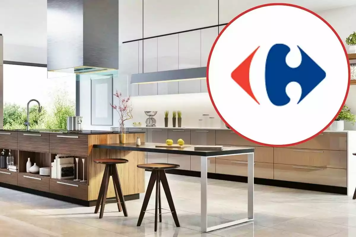 Una cocina moderna con muebles de madera y una isla central, con el logotipo de Carrefour superpuesto en la esquina derecha.