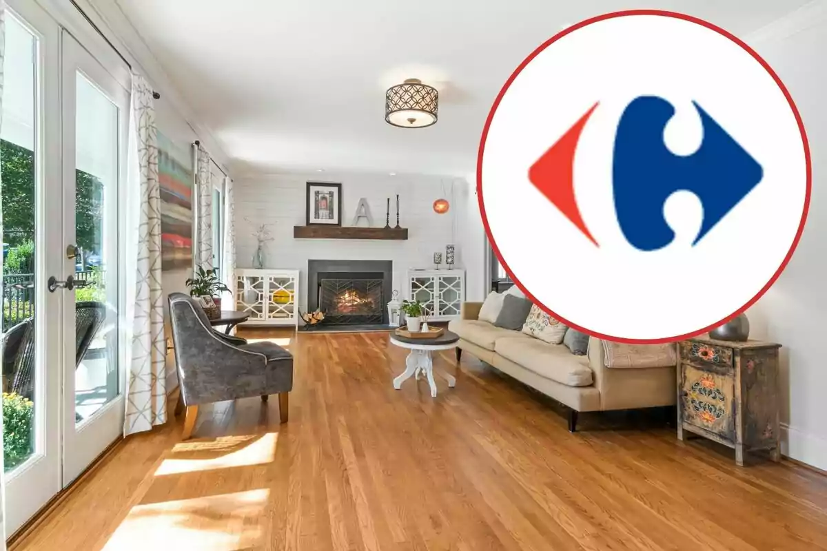 Sala de estar con suelo de madera, chimenea y muebles modernos, con un logotipo de Carrefour superpuesto en la esquina derecha.