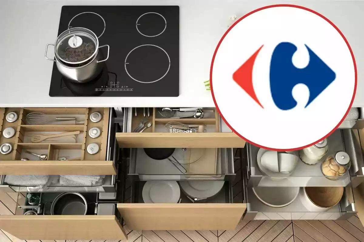 Vista superior de una cocina con una estufa de inducción y varios cajones abiertos mostrando utensilios y vajilla, con el logotipo de Carrefour en la esquina superior derecha.