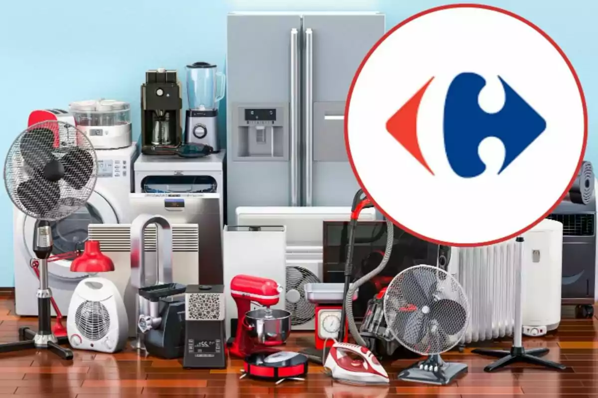 Varios electrodomésticos, incluyendo una nevera, una lavadora, una licuadora, una cafetera, ventiladores y otros aparatos, con el logotipo de Carrefour en la esquina superior derecha.