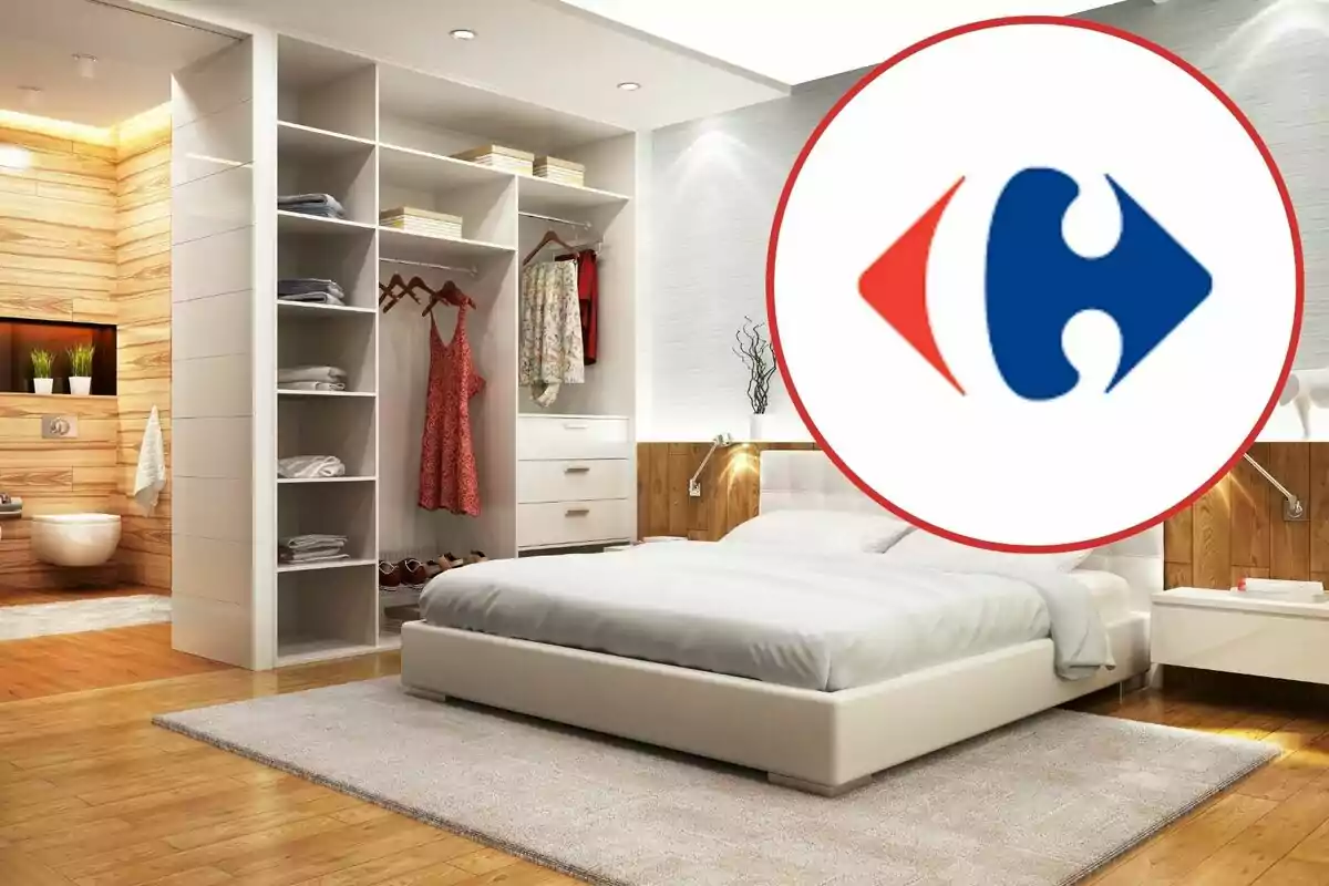 Una habitación moderna con un armario abierto y un baño al fondo, junto a un logotipo circular con colores rojo y azul.