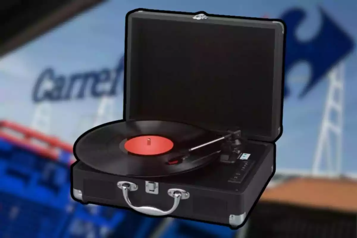 Tocadiscos portátil con un disco de vinilo en un entorno urbano. Tocadiscos portátil con un disco de vinilo en un entorno urbano.
