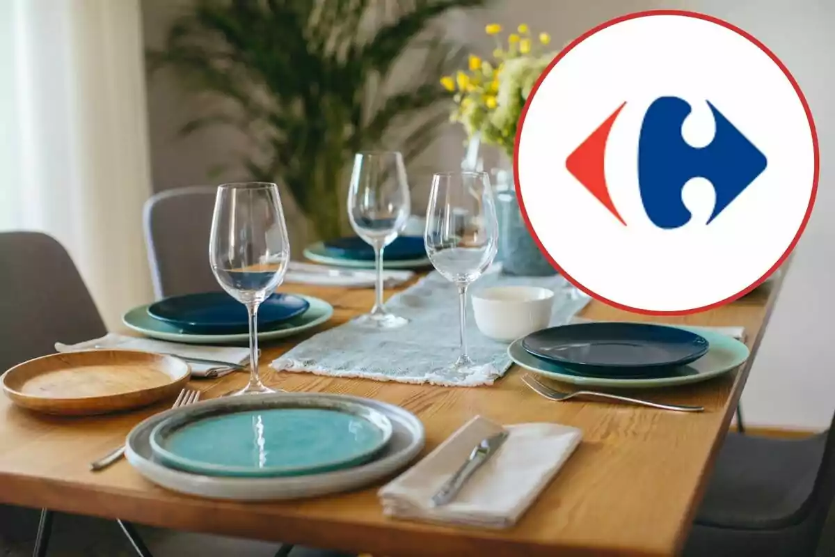 Mesa de comedor elegantemente puesta con platos, copas y cubiertos, junto a un logotipo de Carrefour.