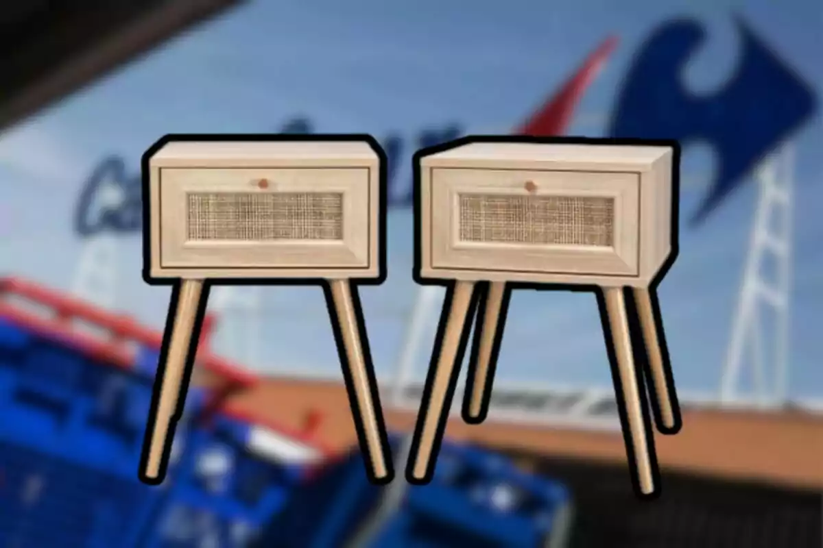 Dos mesas de noche de madera con diseño retro y patas largas en un fondo desenfocado de un supermercado. Dos mesas de noche de madera con diseño retro y patas largas en un fondo desenfocado de un supermercado.