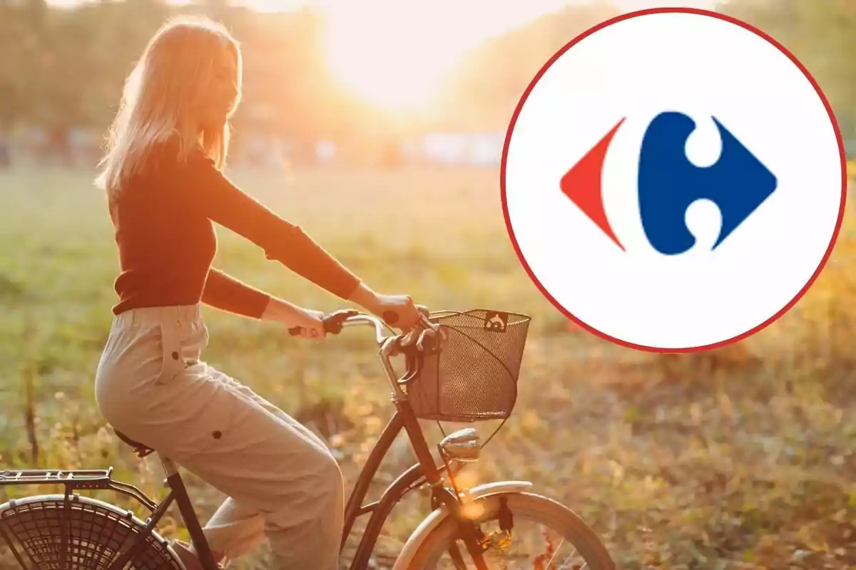 Una mujer rubia anda en bicicleta en un parque al atardecer, con el logotipo de Carrefour superpuesto en la esquina superior derecha.