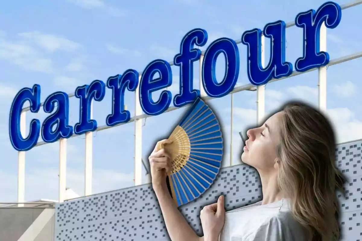 Una mujer abanicándose frente a un cartel de Carrefour.