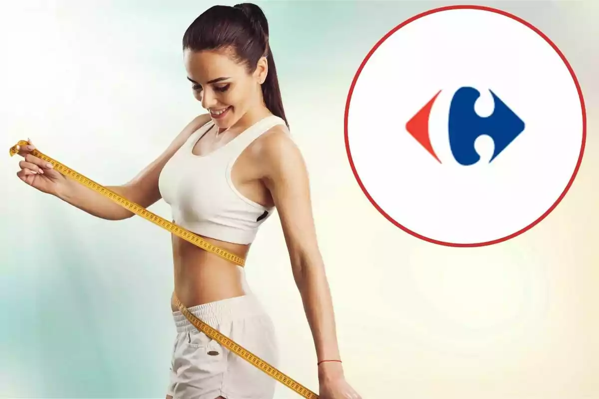 Mujer midiendo su cintura con una cinta métrica junto al logotipo de Carrefour.