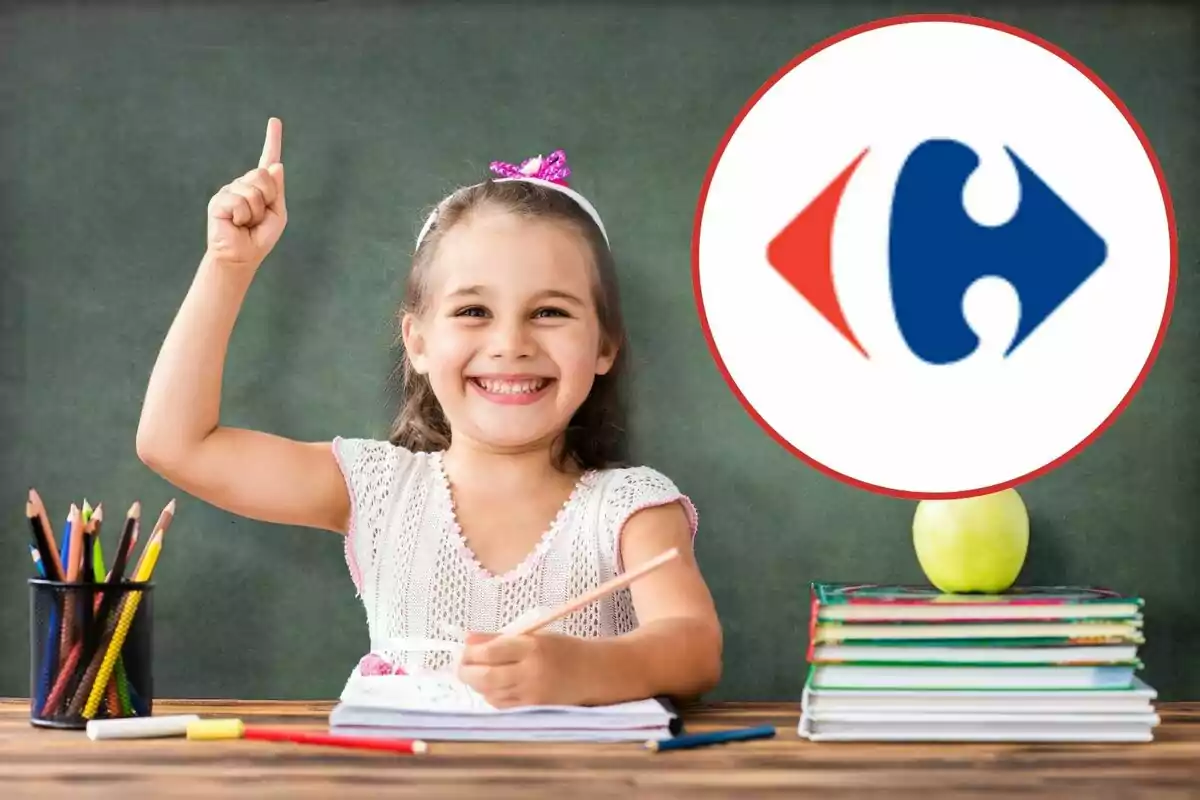 Niña sonriente levantando la mano en un aula con útiles escolares y un logotipo en la esquina derecha.